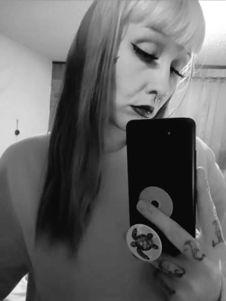 br4ttyb4byk4t's tweet photo. Morningggg🖤⚰️
#altgirls #lostgirl #stonerchicks #ganjagirls #egirl #bodymods #girlswhosmokeweed #girlswhodab #potprincess #themisfits #punk #stretchedlobes #gamergirl #gothgirls #inked #spookygirls https://t.co/vqQjNfxoyb