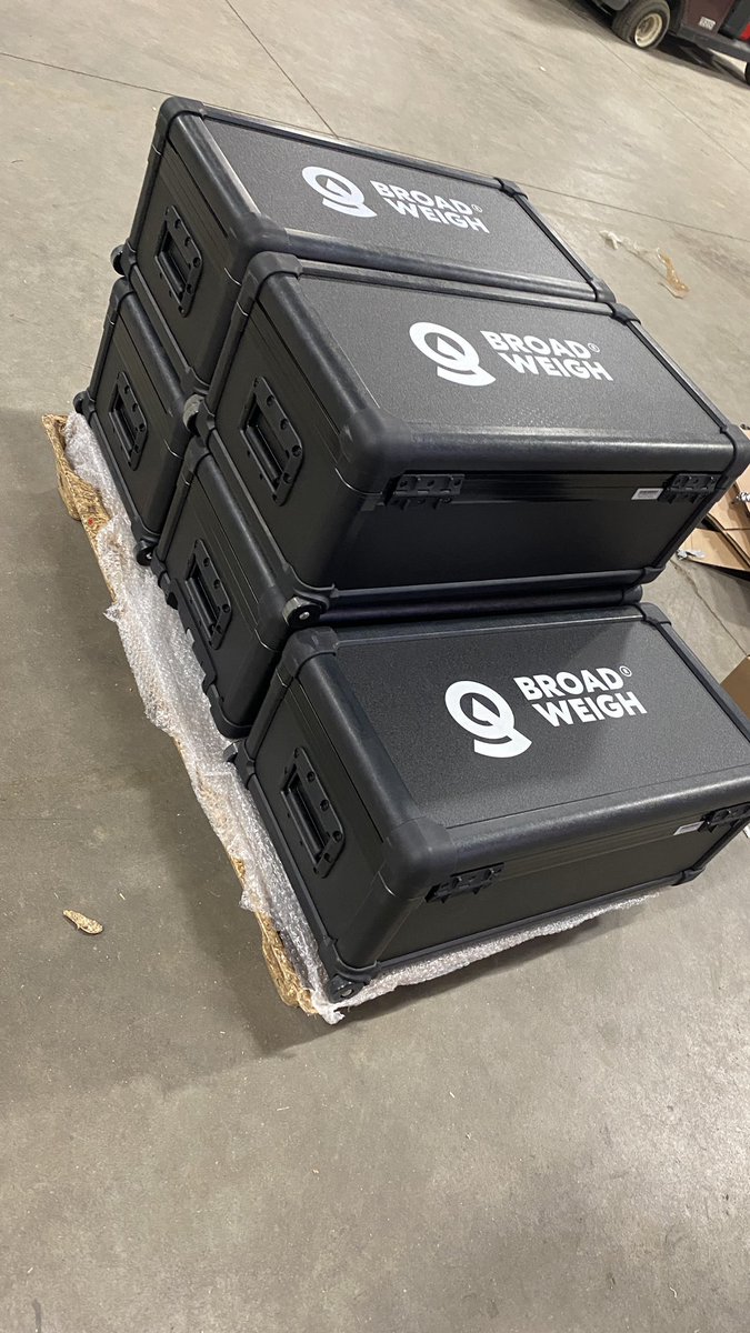 ParadigmRigging's tweet image. Shipment of @Broadweigh 3/4” Twist Link load cells just in the door! 🤩 

#loadcell #rigging #concertrigging #weightscales #ups