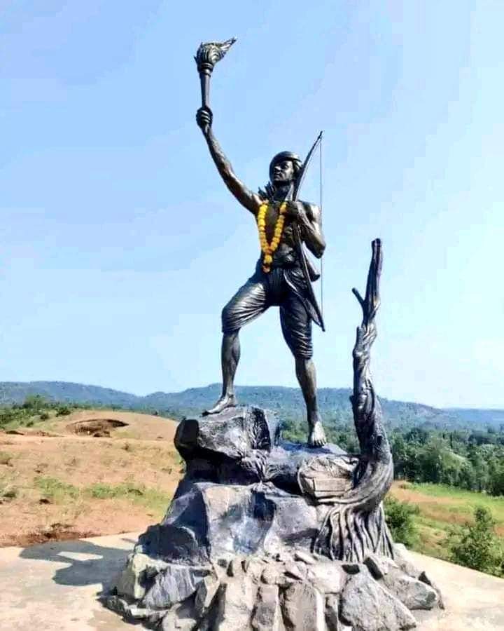 जल,जंगल और जमीन के लिए उलगुलान तथा अन्याय, अत्याचार और शोषण के खिलाफ़ युद्धस्तर पर बिगुल बजाने वाले देश के महान स्वतंत्रता सेनानी, 
धरती आबा क्रांतिसूर्य शहीद बिरसा मुंडा जी की जयंती पर उन्हें कोटिशः नमन और उन्हें जोहार!

                 💐🌾☘️जोहार।🏹