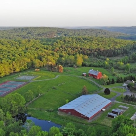 Discover the charm in the mountains calm. Our arena barn venue is booking events now for spring, summer and fall 2024: zurl.co/oCqQ 
#thischarmingbarn #fountainpond #eventvenue #weddings #familyreunions #corporateoutings #PoconoMtns