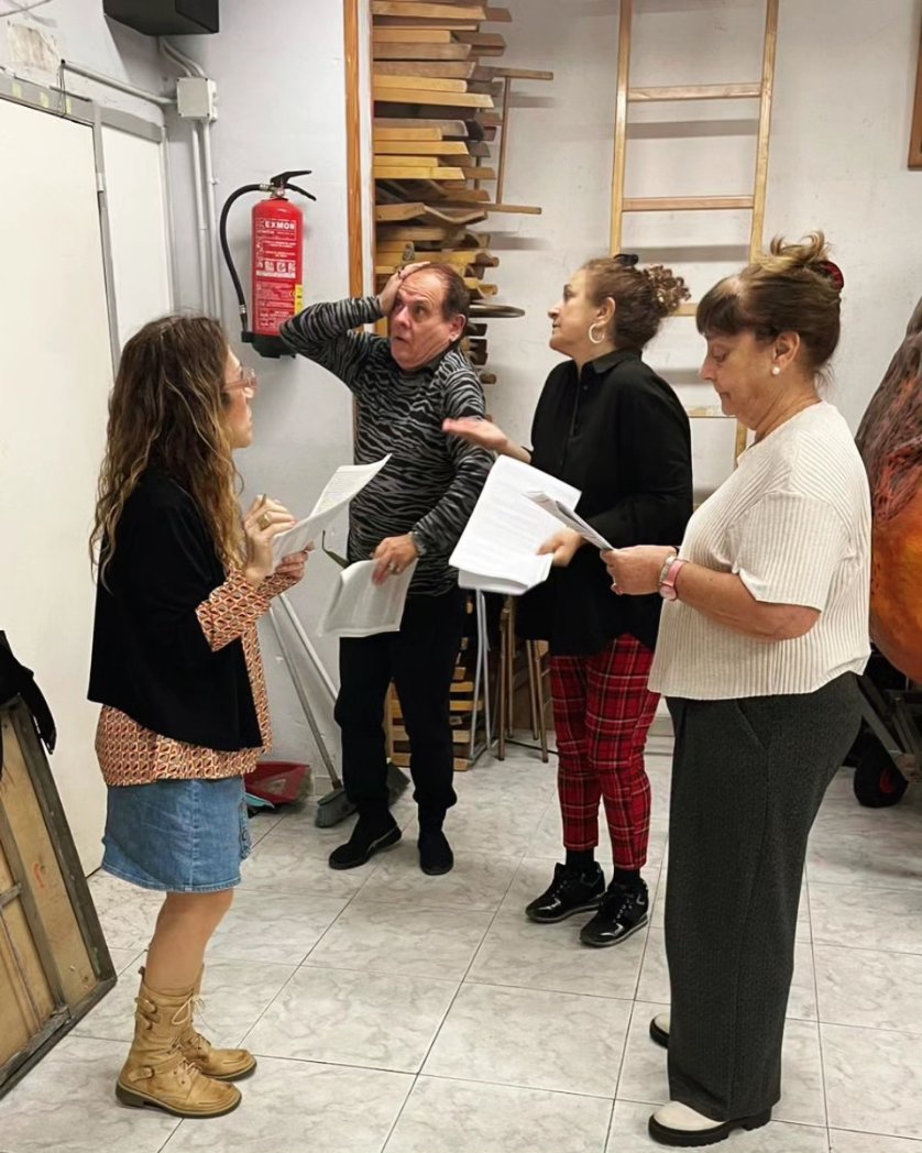 Avui presentem el nostre grup de teatre 🎭, que és dirigit per l'Aida ✨...
Si t'agradaria participar et recordem que ens pots enviar un missatge al número 613 065 824, o venir presencialment per fer la teva consulta 🤔.
T'esperem🤩!!