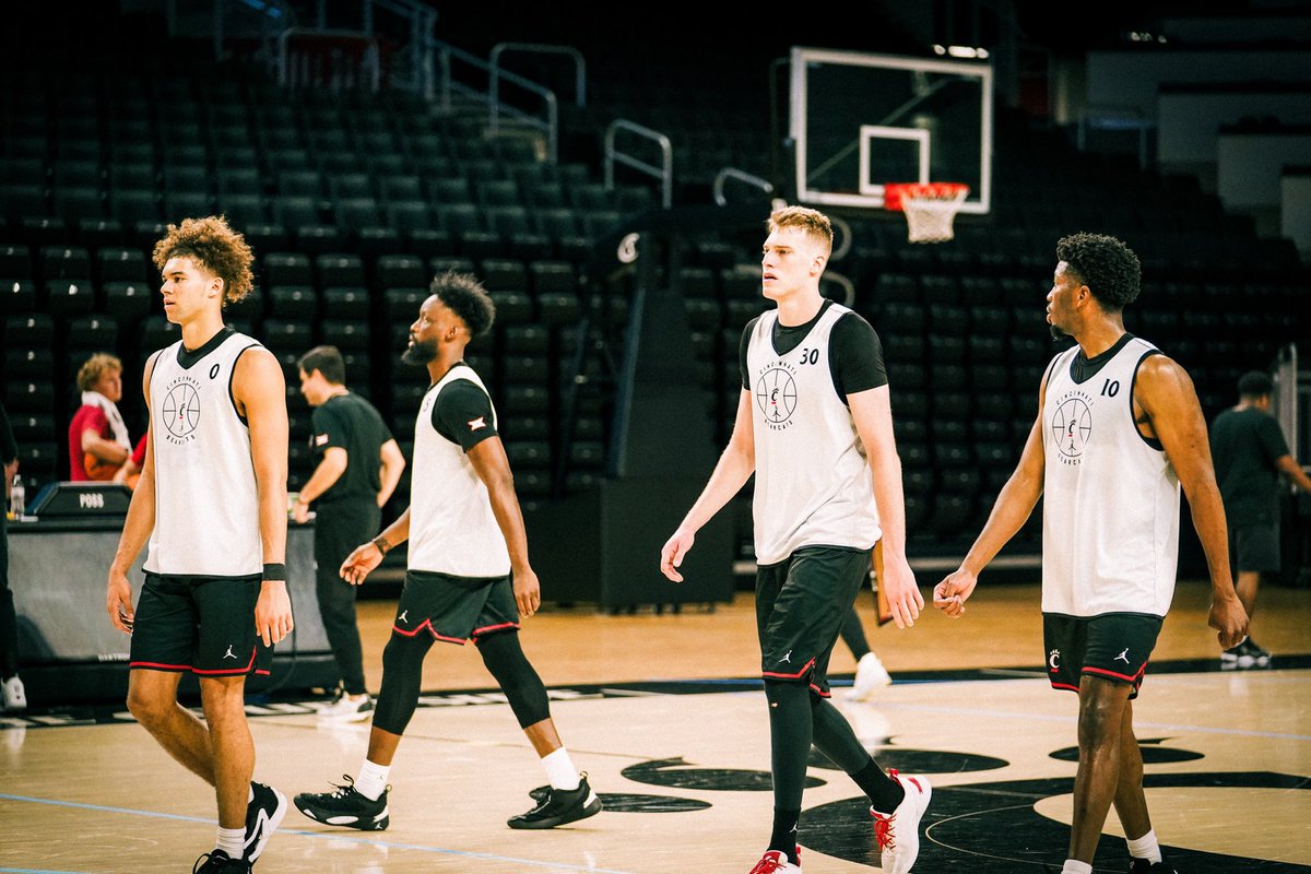 BatesKeslar's tweet image. Puttin in work 😤 @GoBearcatsMBB #EMBODY | 10.20.23 📸