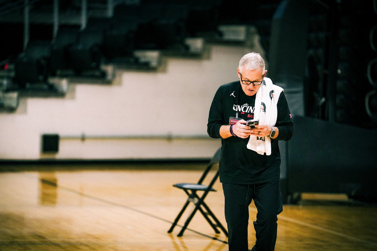 BatesKeslar's tweet image. Puttin in work 😤 @GoBearcatsMBB #EMBODY | 10.20.23 📸