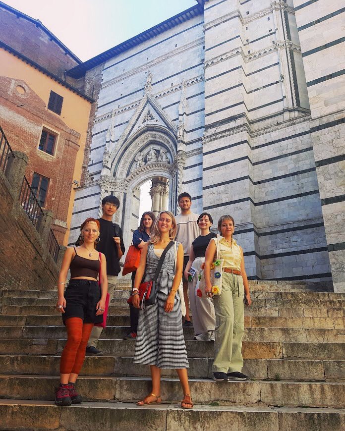 Alongside #Siena’s cathedral with our #studyabroad students from @sienaschool & @sienaart! As time is flying by, it’s amazing that our end-of-semester exhibition will be coming up soon on Dec 2nd! Stay tuned for more! #italy #studyaway #tuscany