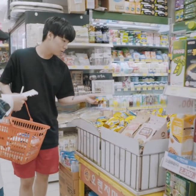 시식코너 아주머니한테 만두 강매 당할 거 같음