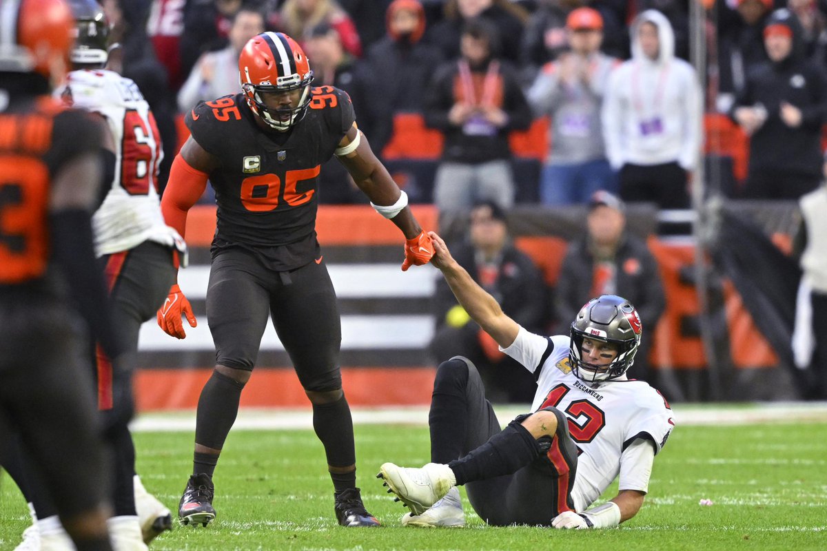 MLFootball's tweet photo. 🚨ODDS🚨The QB the #Browns Sign in 2023 Regular Season

1) Tom Brady, +300 👀👀👀
2) @RGIII, +400
3) Matt Ryan, +600
4) Nick Foles, +600
5) Trevor Semien, +700
6) Colin Kaepernick, +2000
7) Joe Flacco, +3300
8) Bryce Perkins, +3300
9) EJ Perry, +3300
10) Jake Luton, +3300
11) Chase Garbers, +3300

(Via @betonline_ag)