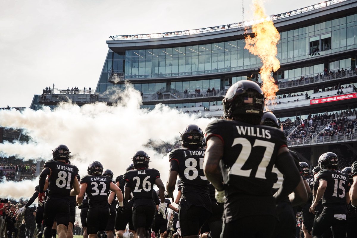 BatesKeslar's tweet image. UCF v. Cincinnati frames | 11.4.23 📸 @GoBearcatsFB #EMBODY