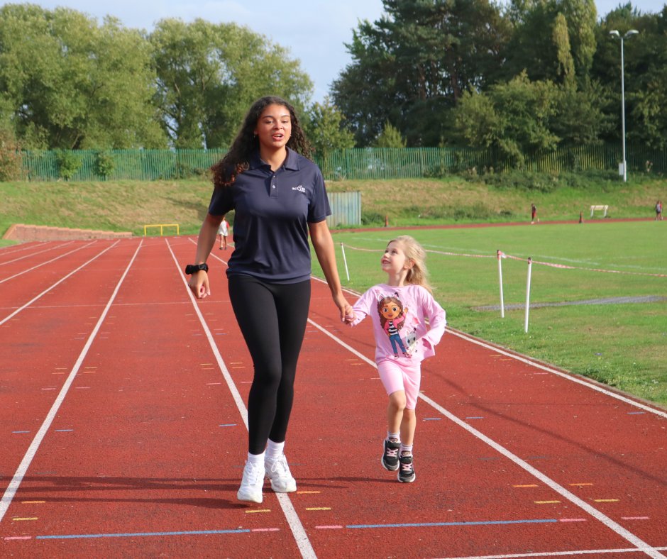 Looking for role models your kids can aspire to become? Look no further than Stockwood Park Athletics Track – Hannah Foster GB Athlete delivers our Youth Zone Track Skills. 🤩 Join us every Monday and Wednesday at Stockwood Park Athletics Centre: 4:15–5:15pm