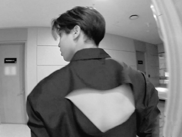 chrisconero's tweet photo. primera vez — seungsung os. 🔞

el estrés laboral obliga a un trío de amigos visitar un concurrido night club. los tragos y silbidos acompañan el show, hasta que uno de ellos reconoce al bello y sensual bailarín...

¿se podía tener nuevamente una "primera vez"? https://t.co/30wiIZefjS