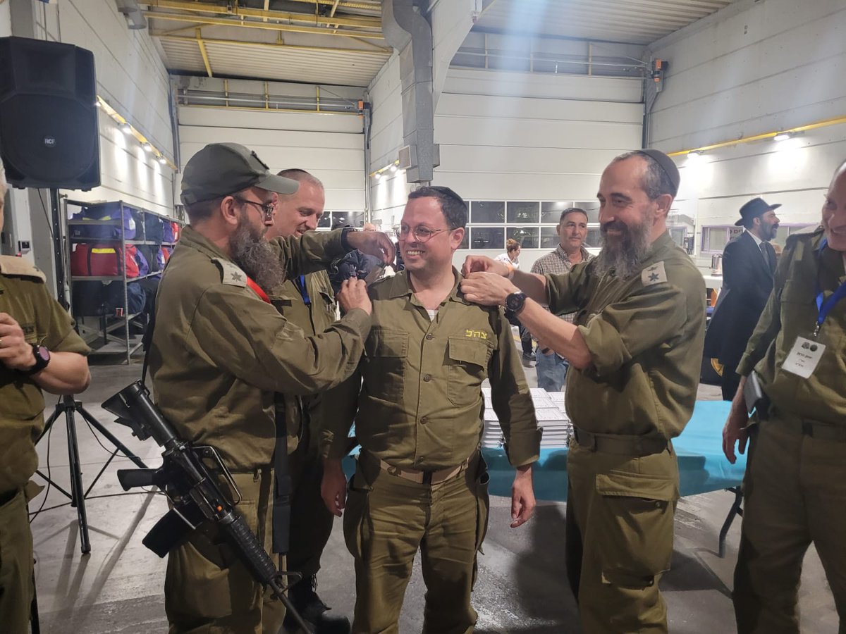 yehuda_glickman's tweet photo. ברכות לידידי איש האשכולות מוישי מורגנשטרן, שקיבל היום דרגת סרן  - ובעז"ה תשרה ההצלחה בכל מעשיו https://t.co/4YYIBwdpoL