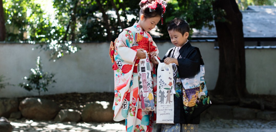 Today is the day of Shichi-Go-San in Japan! (Literally meaning seven-five-three.) 🎎🎊🎇
A rite of passage for girls turning three, boys turning five, and girls turning seven, it celebrates the health and prosperity of these young children. 💮💞