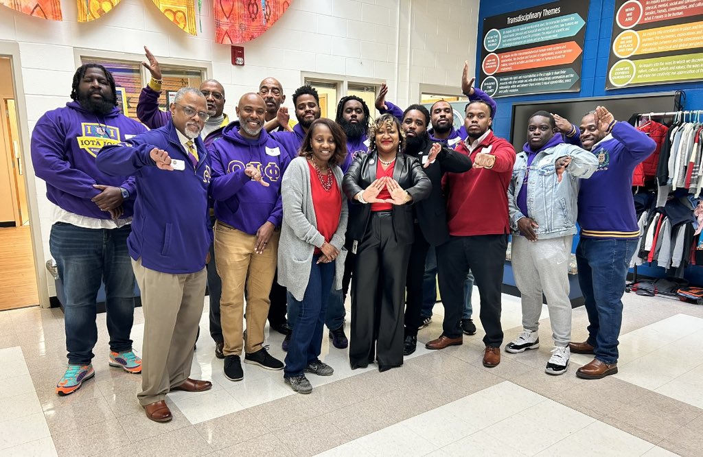Thank you to the Iota Iota Chapter of Omega Psi Phi Fraternity Incorporated for bringing the gift of literacy to our students. The students really appreciate the guest readers. 🦊 @WCPSSLiteracy @WCPSSTeam @WCPSS