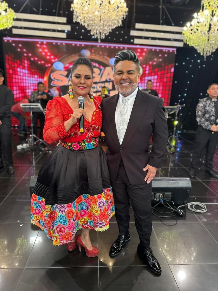 DINAPAUCAR's tweet photo. Muchas gracias, @andreshurtadoOF, por tan linda entrevista y musical ❤️ Siempre es un placer compartir una amena tarde con nuestro querido padrinito 🌹

#DinaPaucar #LaDiosaHermosaDelAmor #Mis33AñosDeHistoria https://t.co/AYQ5QXVe7G