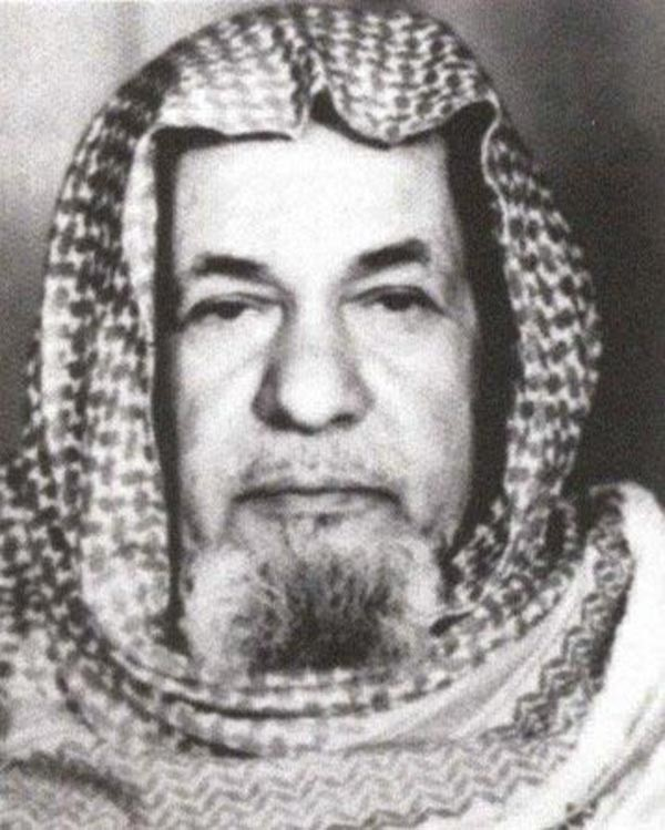 salodidan's tweet photo. يذكر الشيخ الصمعاني في حديثه بعض الطرائف التي صادفها خلال رحلته الطويلة مع العلاج الشعبي، فيقول: في يوم من الأيام أتاني شخص في ساقه جرح متعفن، ويشتكي من ألم شديد في رجله، وأنه من شدة الألم لا يستطيع النوم، وذكر أنه عرضها للعلاج ولم يحصل الشفاء، ولما فحصت الجرح وجدته عميقاً داخل الساق، وله رائحة نتنه، فخطر ببالي خاطر، فقلت له: اذهب واصطد رخمة (نوع من الطيور التي تأكل الجيف برقاء اللون) من عند المسلخ، وخذ قانصتها وافتحها وضعها على فتحة الجرح حتى الصباح، ثم راجعني اليوم التالي، ففعل ولما جاءني قال: خرج من جرحي بعض الديدان، ونمت قليلاً، قلت له: اذهب واصطد رخمة ثانية وثالثة، وطبق نفس الأمر في كل يوم، وجاءني في اليوم الثالث وقال خرج قليل من الديدان في اليوم الثاني، أما في اليوم الثالث فلم يخرج شيء، وأنا أنام على خير ما يرام، وقلت له: الحمدلله لقد شفاك الله، خذ بعض المطهرات وطهر جرحك، وفعلاً بعد مدة قابلني، وهو بخير، وسألني كيف استدلّيت على هذه الوصفة؟ فقلت له: حيث إن الرخمة تأكل الجيف فلابد أن قانصتها فيها رائحة كريهة جداً، فإذا وضعناها على جرحك فإن الديدان التي في الساق سوف تشم الرائحة النتنة الصادرة من القانصة التي هي أقوى نتناً من الجرح وسوف تتجه إلى القانصة بدلاً من بقائها في الساق وعندها يمكن التئام الجرح.

المصدر:
الثقافة التقليدية في المملكة العربية السعودية
من أشهر الأطباء والطبيبات الشعبيين المعاصرين