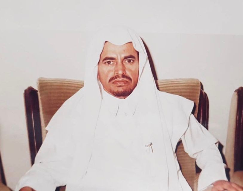 AboEbrahim22's tweet photo. الشيخ عبدال��ه بن سعد السعد
وكيل جامعة الإمام محمد بن سعود الإسلامية للمعاهد العلمية سابقا وأحد رواد التعليم الأوائل
ولد ١٣٥٨ في #الفرعة بالوشم ودرس في ابتدائية #أشيقر ثم في المعهد العلمي في #شقراء وعمل بعد تخرجه موظفا في محكمتها عند الشيخ ابن غصون رحمهما الله ثم درس بكلية الشريعة وبعد تخرجه من كلية الشريعة عين وكيلا فمديرا لمعهد #شقراء منذ ٨٢ وحتى عام ٨٧هـ وبعد ذلك تولى عددا من المناصب الإدارية المتنوعة في جامعة الإمام حتى أصبح وكيلا للجامعة لشؤون المعاهد العلمية فكان خير المعين على النهوض بها وتطوير عملها وتحسين أدائها وانتشارها وتميزها في الشرق والغرب
تزوج الشيخ عب��الله من ثلاث أسر: الشبنان ،والعبدالكريم، والهدلق وله أبناء وحفدة وأسباط حفظهم الله وبارك فيهم ورزقهم برَّ والديهم
وقد عرفته رجلا فاضلا حكيما مستقيما عاقلا ذكيا متزنا قليل الكلام متأنيا رزينا محبا للخير متواضعا وقياديا فذا مقتدرا ناضج الرأي حسن المعاملة جميل الخط متميزا في اللغة ولإملاء ودقيق فيها وحريص في العمل ومتابعته وكان من المعينين لمعالي د. عبدالله التركي في إدارة الجامعة ومن المخلصين الجادين في عمله
 توفي عام ١٤١٤ بعد معاناة مع المرض وتأثر بوفاته الكثير من محبيه وأسرته وأهل بلدته وأهل العلم والفضل وكتبت في رثائه قصائد ومقالات كثيرة غفر الله له ور��مه وضاعف مثوبته وأسكنه فسيح جناته
كان عضوا نشطا في العديد من اللجان الرئيسة ومشاركاً في العديد من المؤتمرات والندوات وشغل بالعمل الإداري عن مواصلة دراساته العليا. متقن للغة العربية وعلومها وأساليبها وكان عارفا ومحققا في التاريخ وأنساب الأسر وفيا لأصدقائه وشيوخه ولا يذكر أحدا إلا بخير فهو عفيف اللسان واليد يقدر ويحترم الصغير والكبير رجل مثالي في التواضع تقبل الله منه آمين .