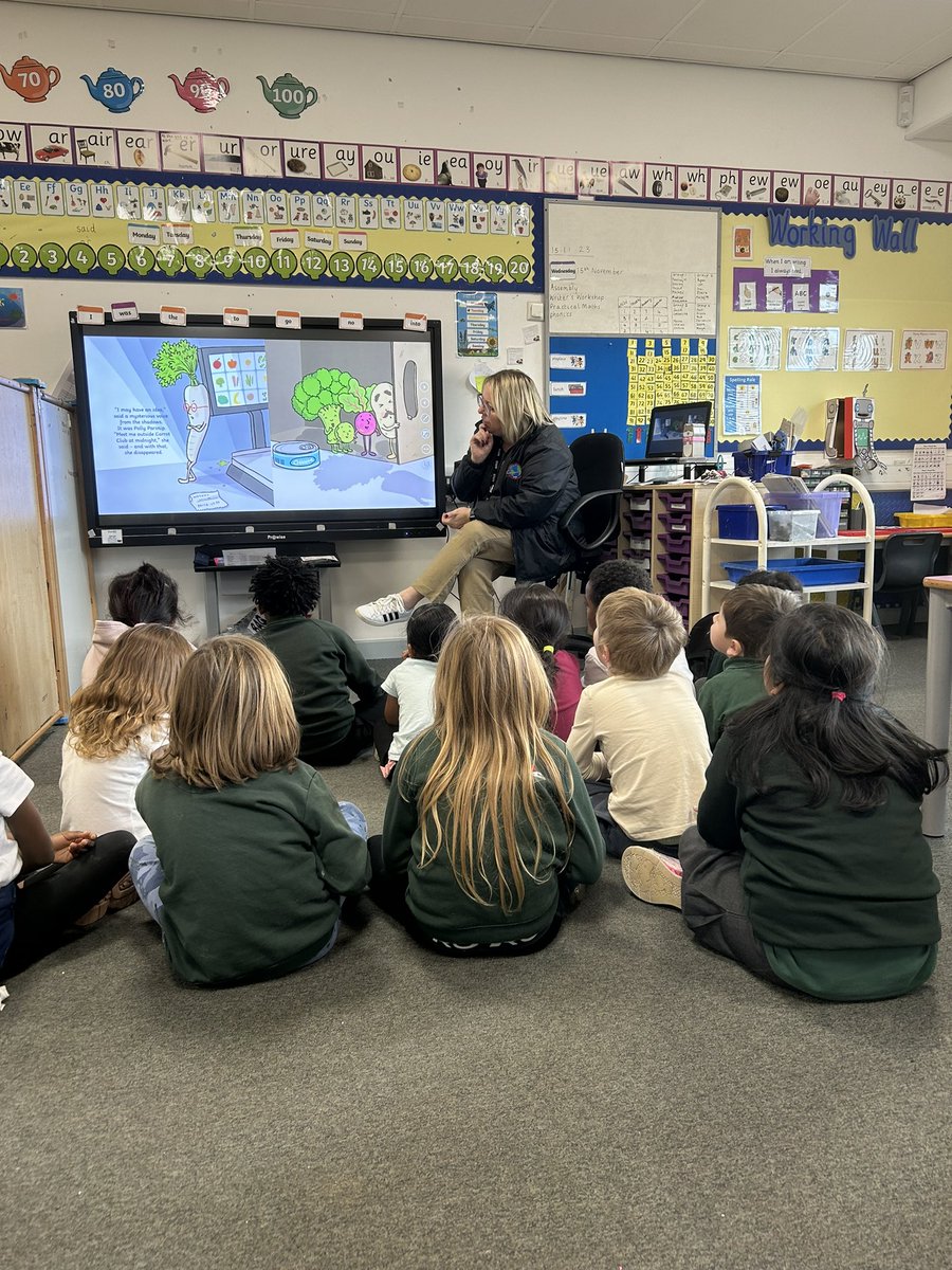 AStoryTimeClub's tweet photo. Today we read Carrot Club, a story which made us think about kindness and how we are all special and unique 🥕 Our activity was to write about our favourite part of the story and draw a fantastic picture! @AdamsdownPrm 📚 https://t.co/izi68lOo0a
