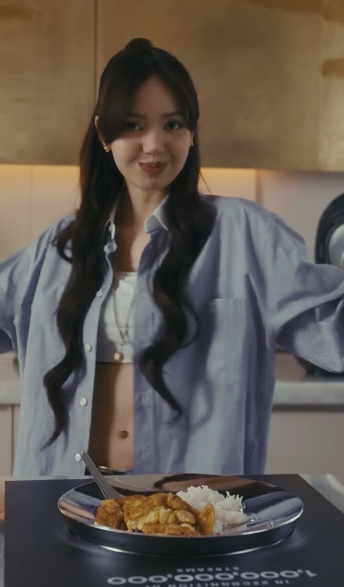 AboutMusicYT's tweet photo. BLACKPINK's Lisa eats from her Spotify Billion plaque. https://t.co/Br2fwgFFKw