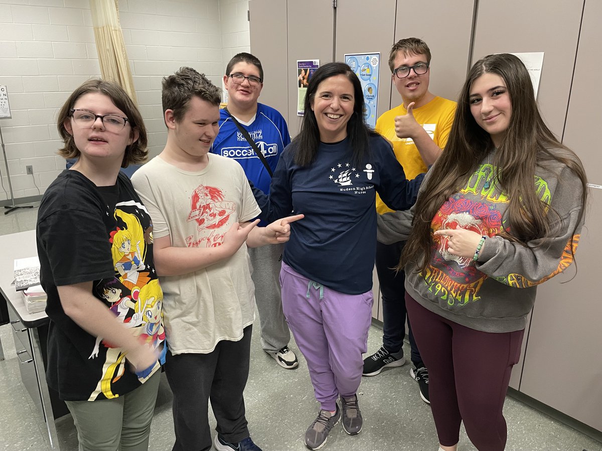 aussieandrew's tweet photo. #Makertunity students designed, printed, and delivered a t-shirt to Nurse @JillianPerini. The best part of the job is delivering smiles! @MrBarnes_223 #dreamitmakeit #ExplorerPride https://t.co/5R3vTN9pG1