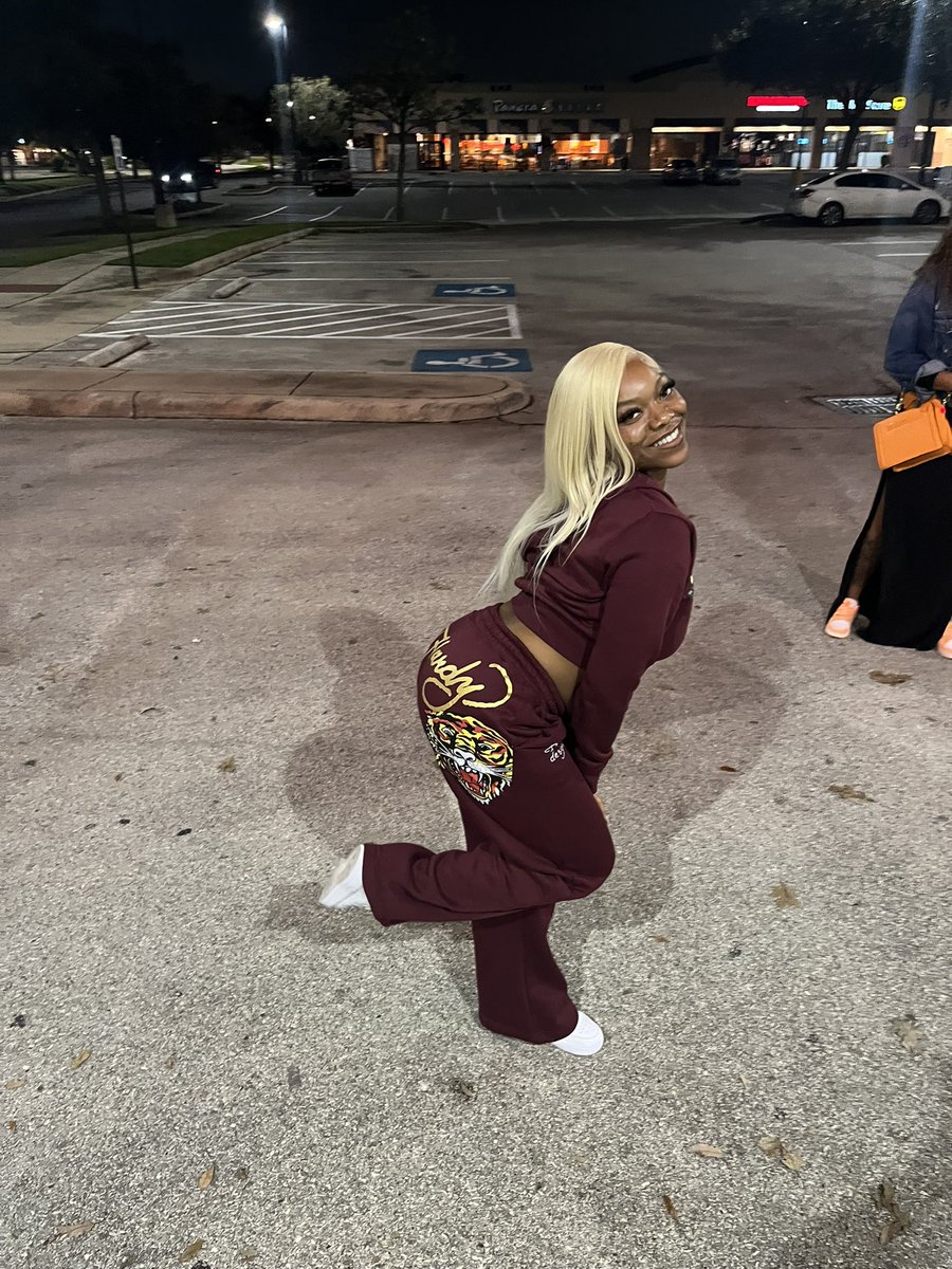 shavieeeeeeee's tweet photo. Blondes do what? 🤭 https://t.co/7e4HiL8ERt
