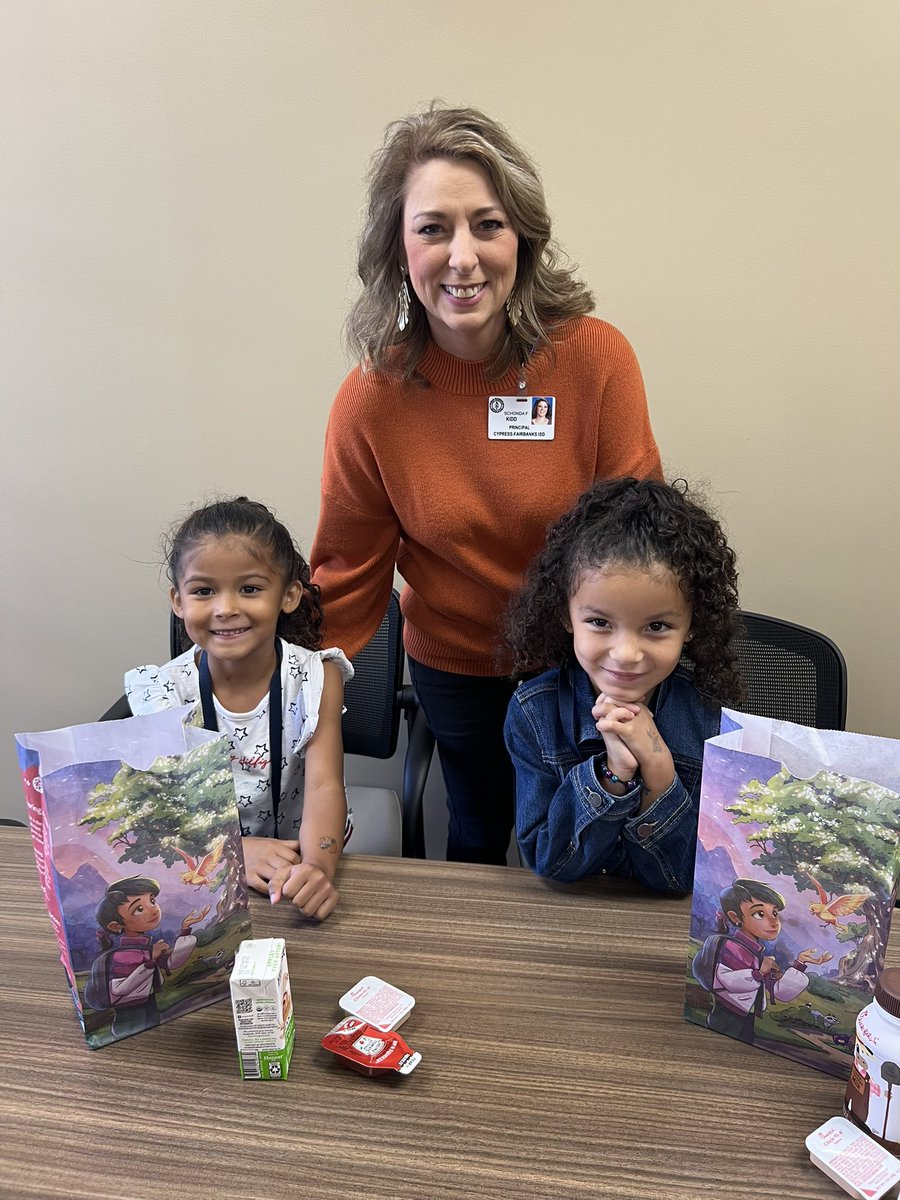 Mrs_Stevenson23's tweet image. Lunch with Mrs. Kidd🎉
@WarnerCFISD #PreKFun #Lunchwiththeprincipal