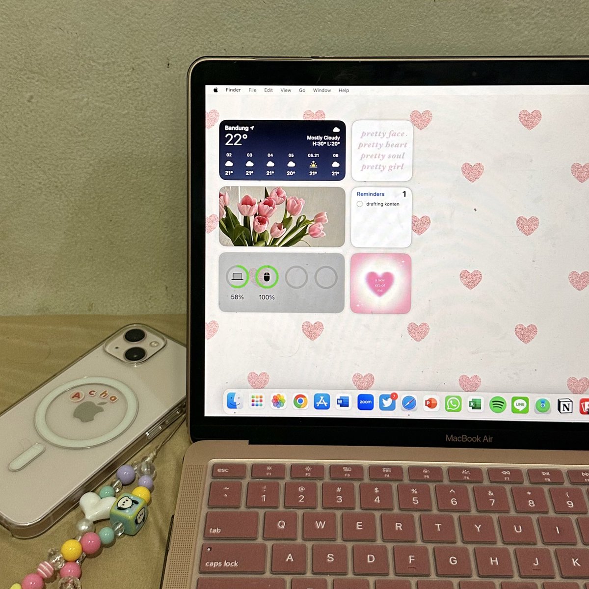 cloudysnowys's tweet image. GUYS AYO UPDATE MACOS SONOMA DI MACBOOK HUHU JADI CANTIK BGT😭🎀

widgetnya sekarang kaya di ipad &amp;amp; iphone!!!