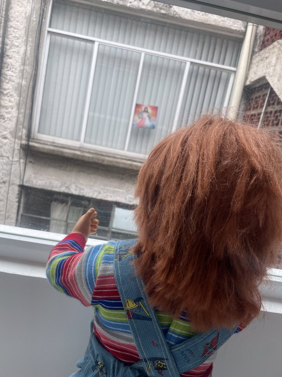 Orfeo2809's tweet photo. #YadiraEnConvoy tiene pocos meses que me mude y me asome a la ventana y la vecina me puso la imagen del sagrado corazón jajajajaja @LaYadix https://t.co/pTKNsagFpB