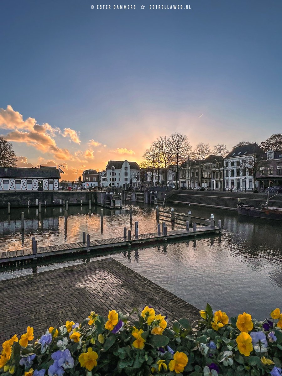 ByEstrella's tweet photo. Vierluikje van de #Lingehaven in #Gorinchem. Nu nog rustig... Aankomende zaterdag is dat wel wat anders met de intocht van #Sinterklaas!
@LingehavenG @gem_gorinchem @MooiGorinchem #weerfoto #wolken #fotografie #jacobsladders https://t.co/MpsKsTKsMr