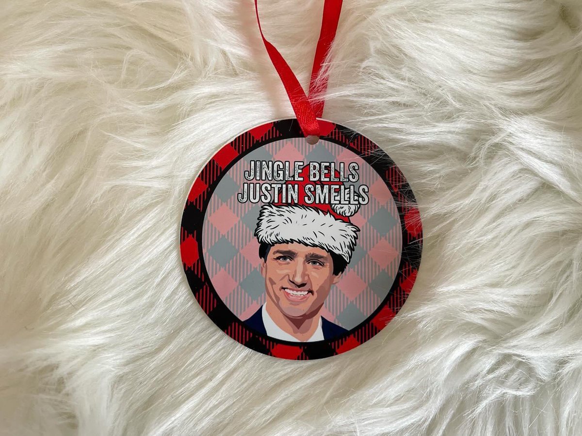 christinee28's tweet photo. Haha love it!! I want one for me tree https://t.co/uYKu2EwtWH