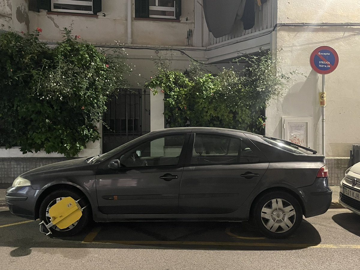 firstisa's tweet photo. @policiaSitges @AjSitges @aurorasitges desde ahir a les 17h, que vaig fer la primera trucada, estic esperant que es retiri el cotxe aparcat a la plaça de minusvàlid que paguem… amb qui haig de parlar perque ho facin??? https://t.co/rE98iL9CFG