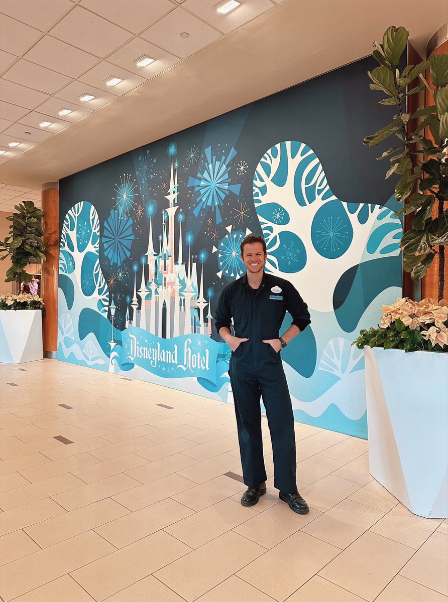 haydenevansart's tweet photo. There’s “snow” place like the Disneyland Hotel for the holidays! ❄️🏰✨

Designing and art directing this brand new holiday décor package for the Disneyland Hotel has been a delight - I’m so excited for you to experience this mid-century Winter Wonderland we’ve created for you! https://t.co/kLBWnMKCxi