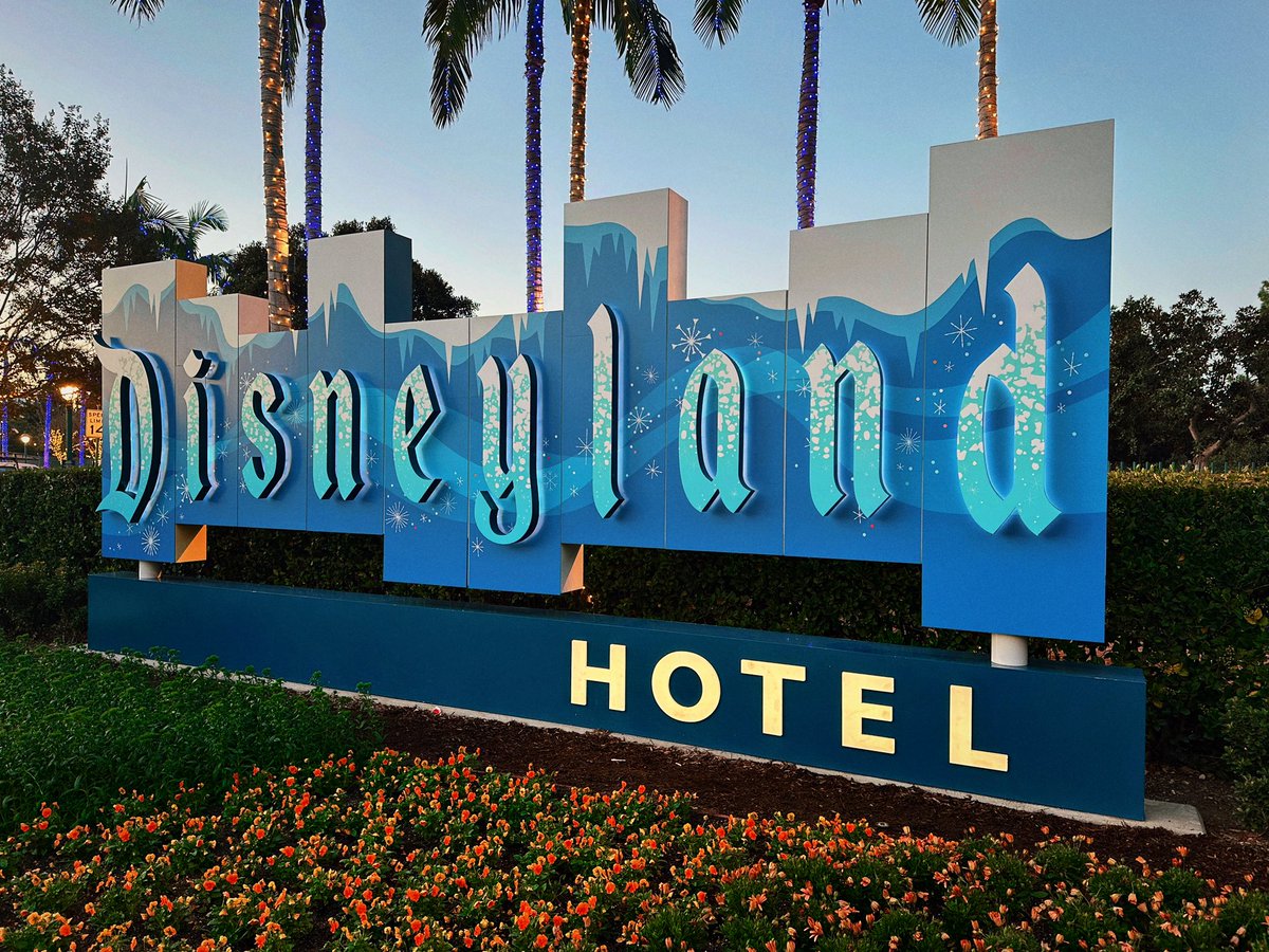 haydenevansart's tweet photo. There’s “snow” place like the Disneyland Hotel for the holidays! ❄️🏰✨

Designing and art directing this brand new holiday décor package for the Disneyland Hotel has been a delight - I’m so excited for you to experience this mid-century Winter Wonderland we’ve created for you! https://t.co/kLBWnMKCxi
