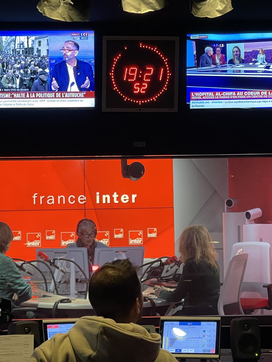 C’est parti pour « Le téléphone sonne » en direct sur @franceinter. On parle du #PrixLittéraire #30millionsdamis, le #GoncourtDesAnimaux au micro 🎤 de @FabSintes, et plus généralement sur notre rapport aux animaux de compagnie. N’hésitez pas à appeler au 01 45 24 7000 !