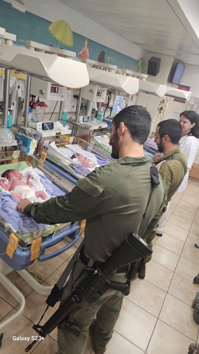 بعد انتصاره الكبير على مستشفى الأطفال في #غزة انتصر اليوم الجيش الإسرائيلي على قسم الكلى وقسم الحضانات  في مستشفى #الشفاء ويتقدم باتجاه قسم العناية المركزة في أول حرب في التاريخ بين جيش دولة ومستشفيات ومرضى.