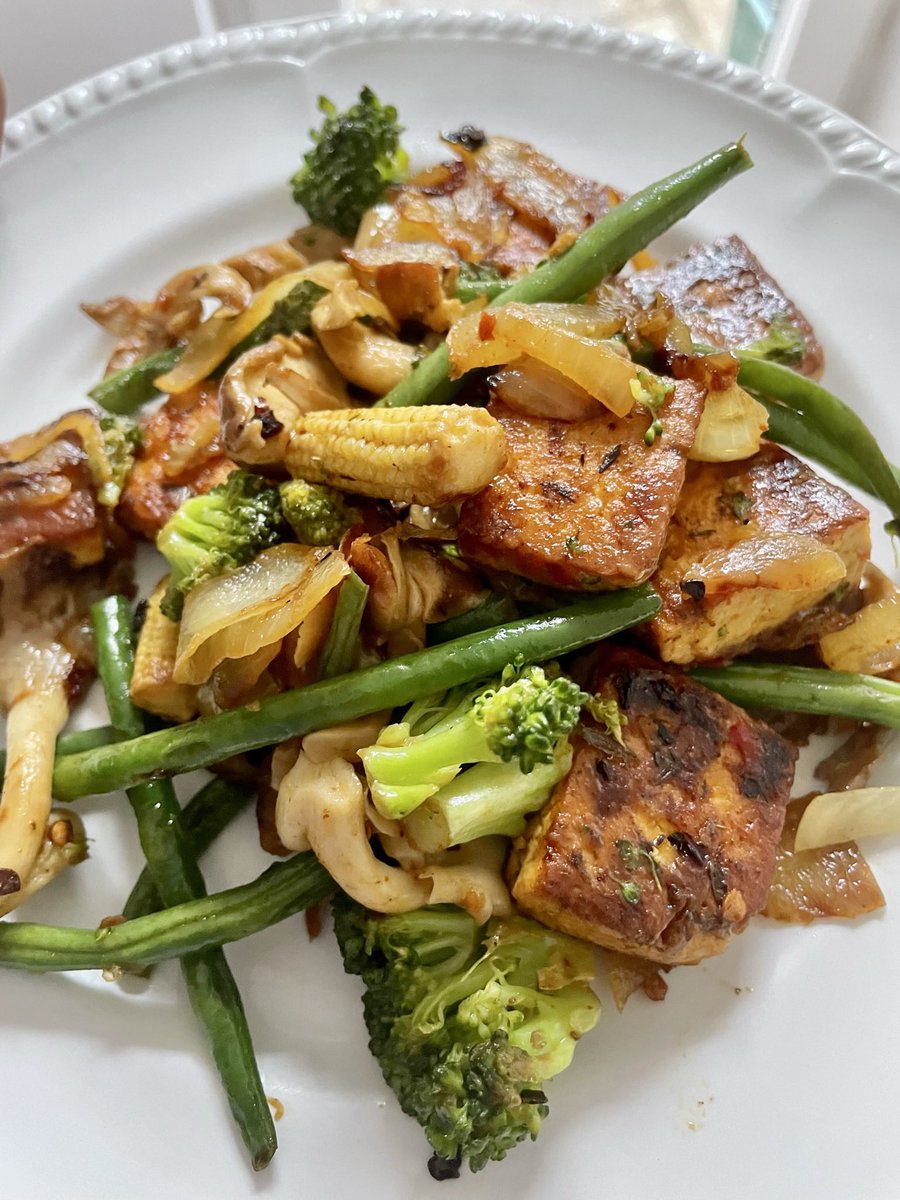 Light dinner 🥰 Tofu stir fry with shiitake mushrooms, broccoli, green beans, baby corn and onion 😍🤤 #vegan