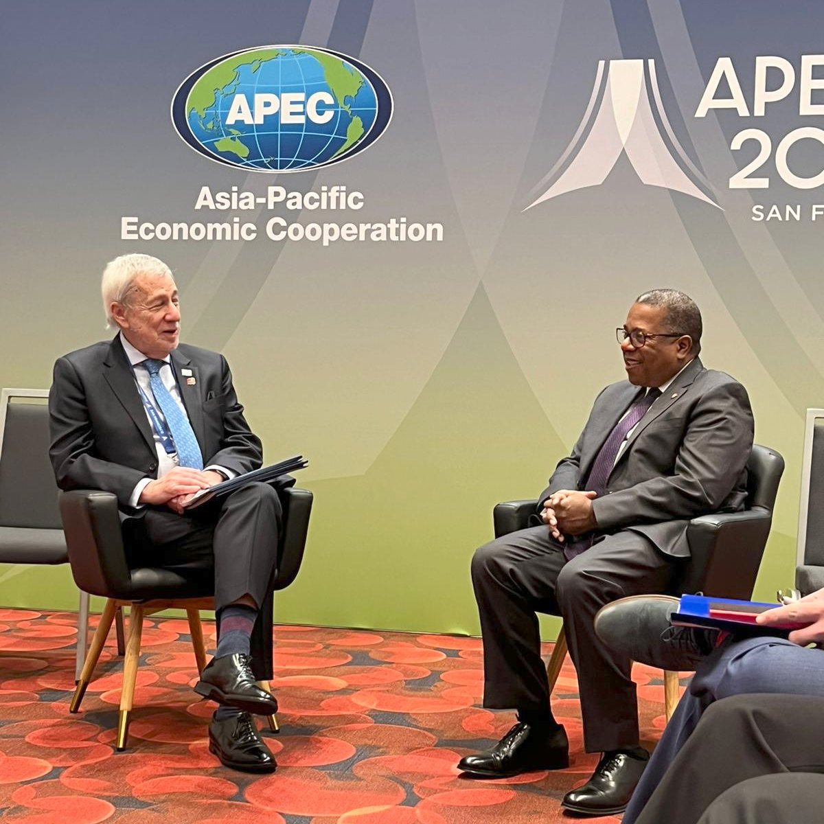 Good to meet with Chilean Foreign Minister @AlbertoKlaveren while at #APEC. After 200 years of Chile-U.S. relations, we continue to advance our work together. We're eager to make progress toward the #AmericasPartnership goals, including creating a clean energy future. -BAN