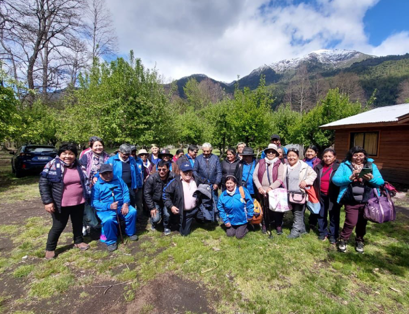 FAOChile's tweet photo. En la cordillera Pehuenche se realizó un intercambio de saberes entre el pueblo aymara y mapuche. 
🏔️
#SIPAN junto a una agrupación de Saxamar, localidad ubicada en la comuna de Putre, asistieron al Trafkintu. 
🌄
La energía de semillas ancestrales del norte, ahora en el sur 🇨🇱 https://t.co/Z79m5nrZli