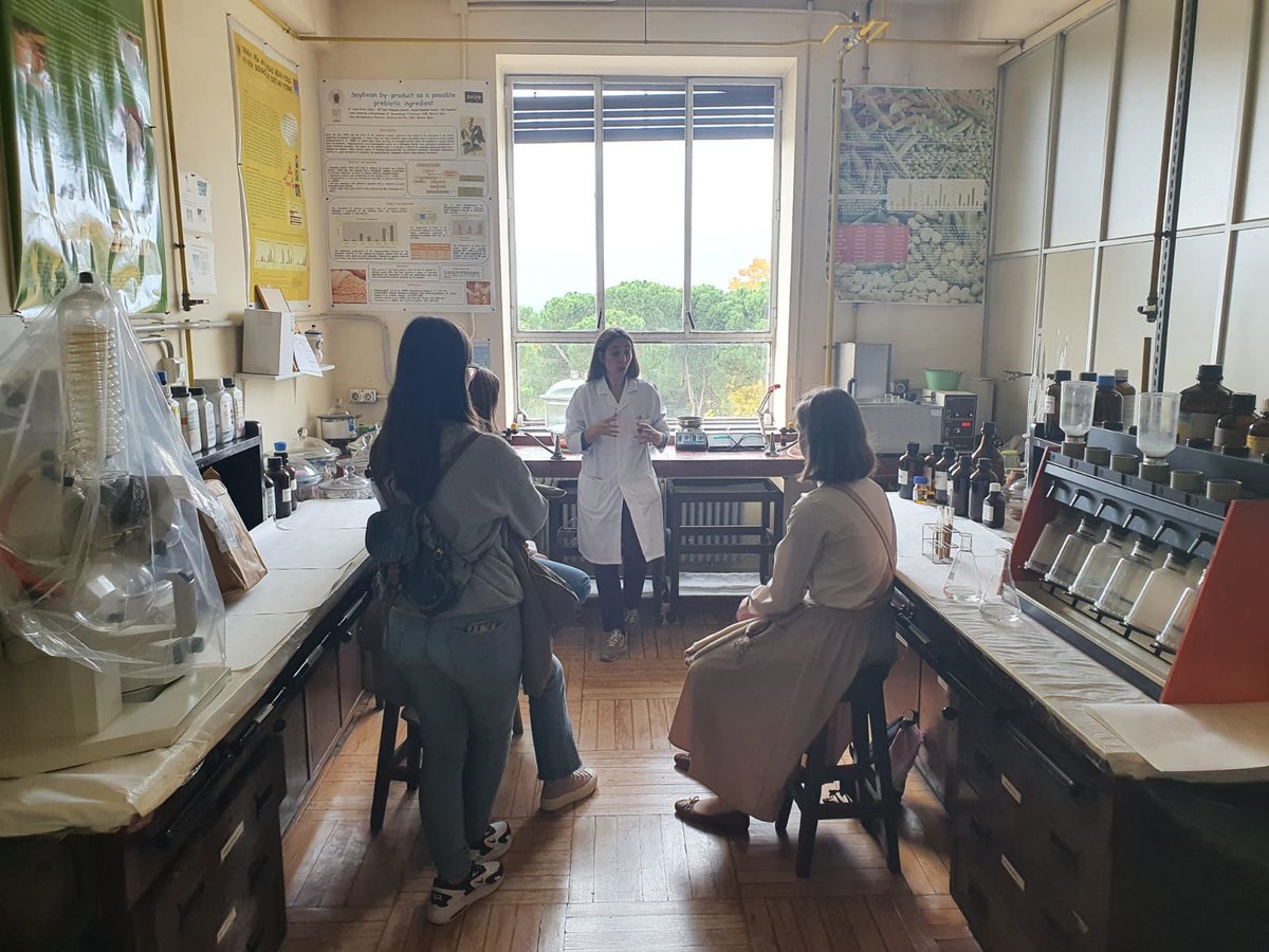 LBermejoLopez's tweet photo. Hoy en @ffarmaciaUCM hemos realizado el taller “La Ciencia al alcance de tu mano” #SemanaCiencia
L@s estudiantes del @gran_ies han conocido de cerca actividades prácticas y de investigación en el campo de la Bromatologia. Esperamos haber despertado nuevas vocaciones científicas https://t.co/Iu5a6HfRho