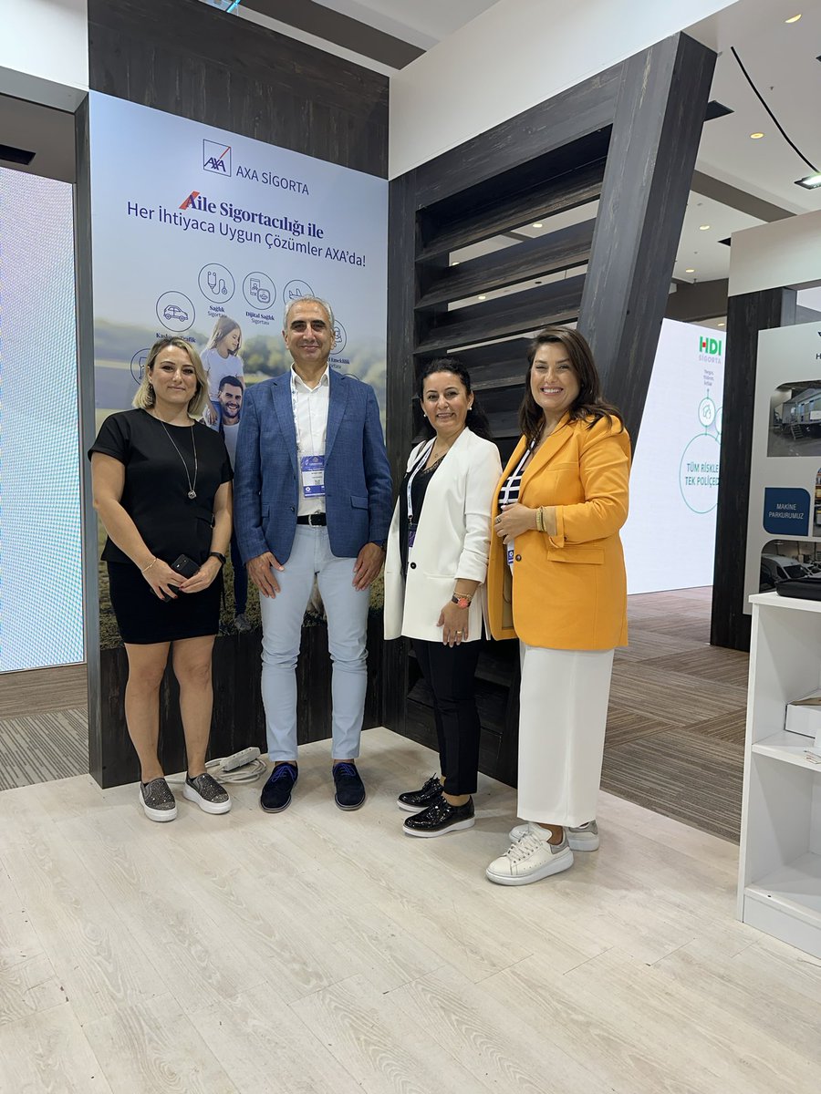 Axa Sigorta Akdeniz Bölge müdürümüz Sn:Murat Can bey ve müdür yardımcımız Sn.Filiz Küçükbaşkan hanım ile 2.Sigorta Fuarındayız.