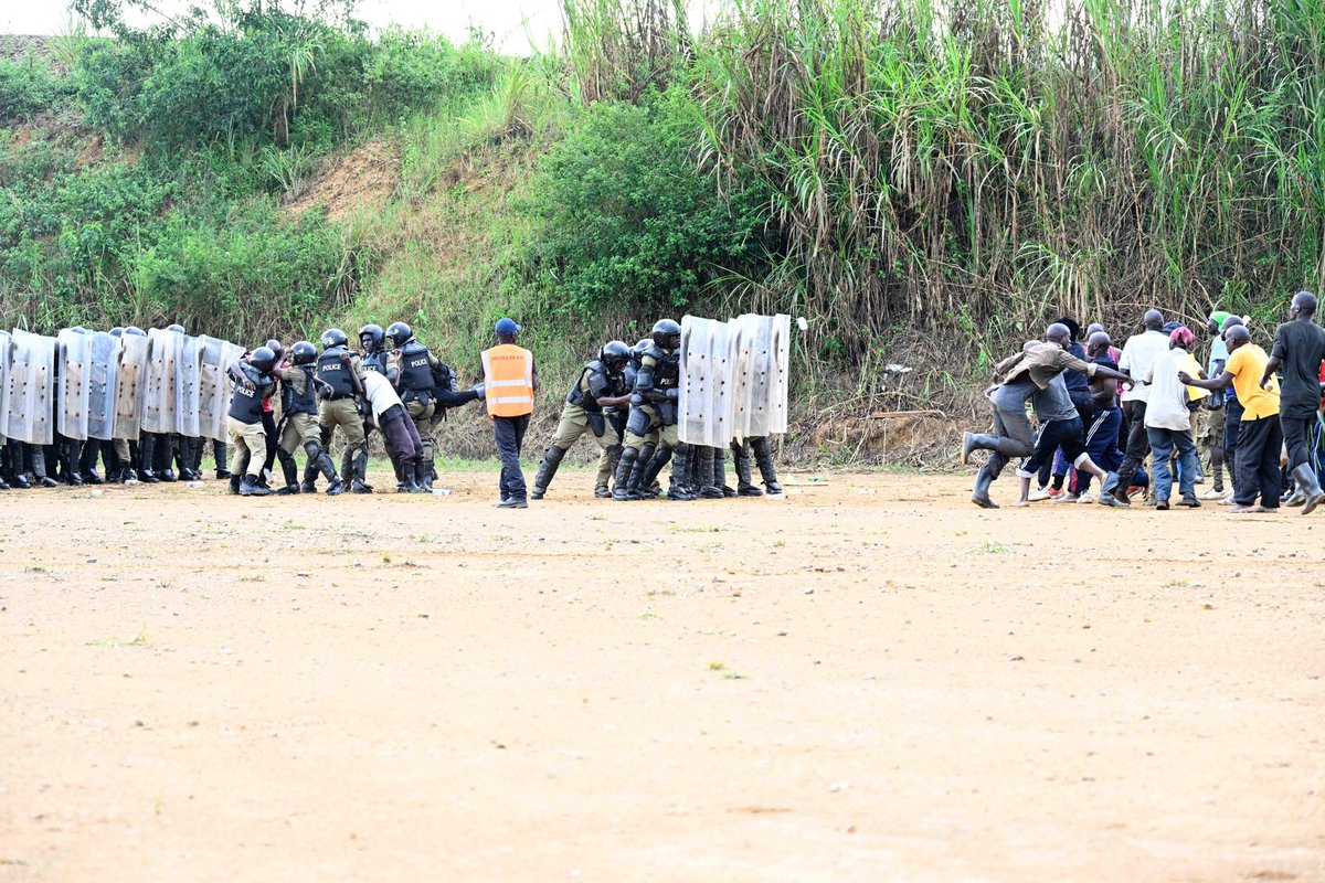 KagutaMuseveni's tweet photo. I spent the afternoon at Kabalye Police Training School in Masindi district, passing out over 2000 police constables. I’m pleased to see many young people joining the forces when they are well-educated. This makes training very easy as educated people learn faster. 

I thank the Police leadership for rebuilding the Police Force to the current 53,000 personnel, up from 3000 in 1986 after its reorganisation. However, this should be bigger, to about 92,000, to match the international policing ratio of one police officer for every 500 people. I congratulate them and wish them good luck.