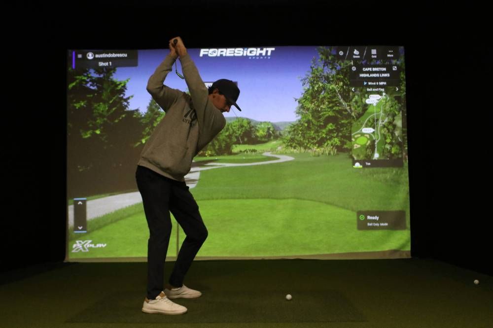 Austin Dobrescu watched as friends rolled putts on his indoor practice green. Over his shoulder, he could hear a driver smashing a golf ball, then the immediate thud as it hit the screen and the subsequent oohs and ahhs from the rest of the group. bit.ly/3QZsB9q #bdnmb