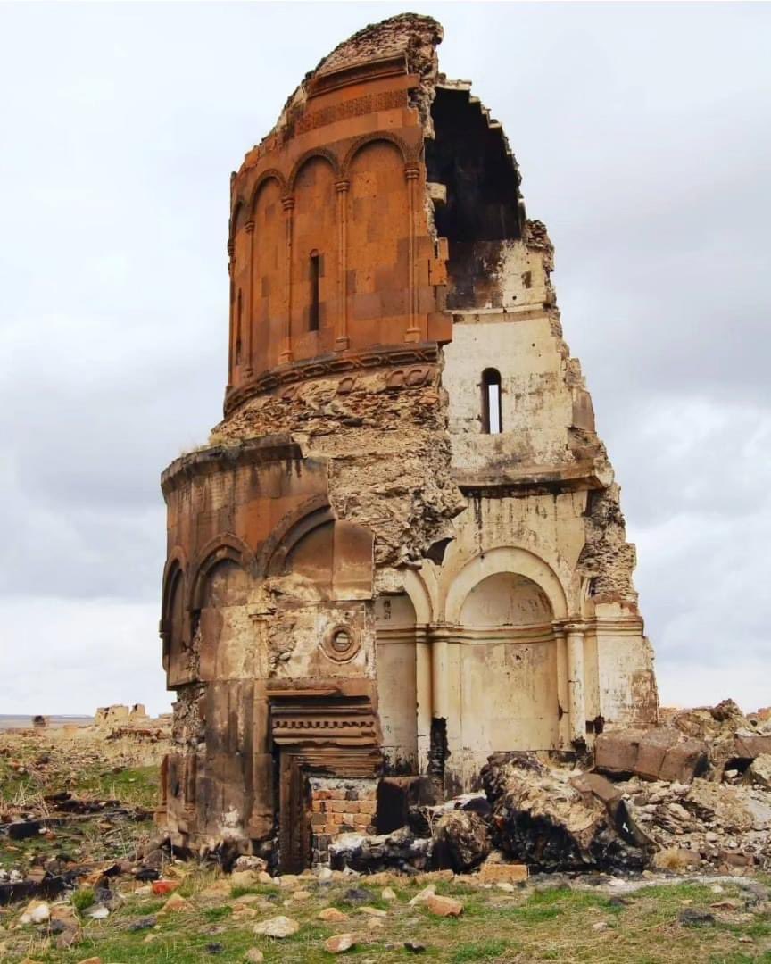 Kaç insan zamana yenik düştü Ani caddelerinde? Kaç insan ayak bastı bu topraklara? Zamana tanıklık eden ve bizi geçmişe yolculuk yaptıran kalıntılar. Masallar diyarından çıkmış gibi. Kars