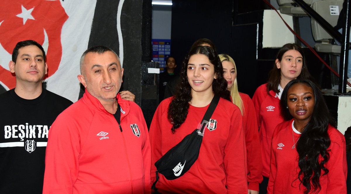 Kadın Basketbol Takımımız, Başantenörümüz Aziz Akkaya ve Takım Yöneticimiz Özkan Arseven Beşiktaş Emlakjet Takımımızın BKT EuroCup'taki London Lions karşılaşmasında desteklemek için BJK Emlakjet Spor Kompleksi'nde tribündeler.