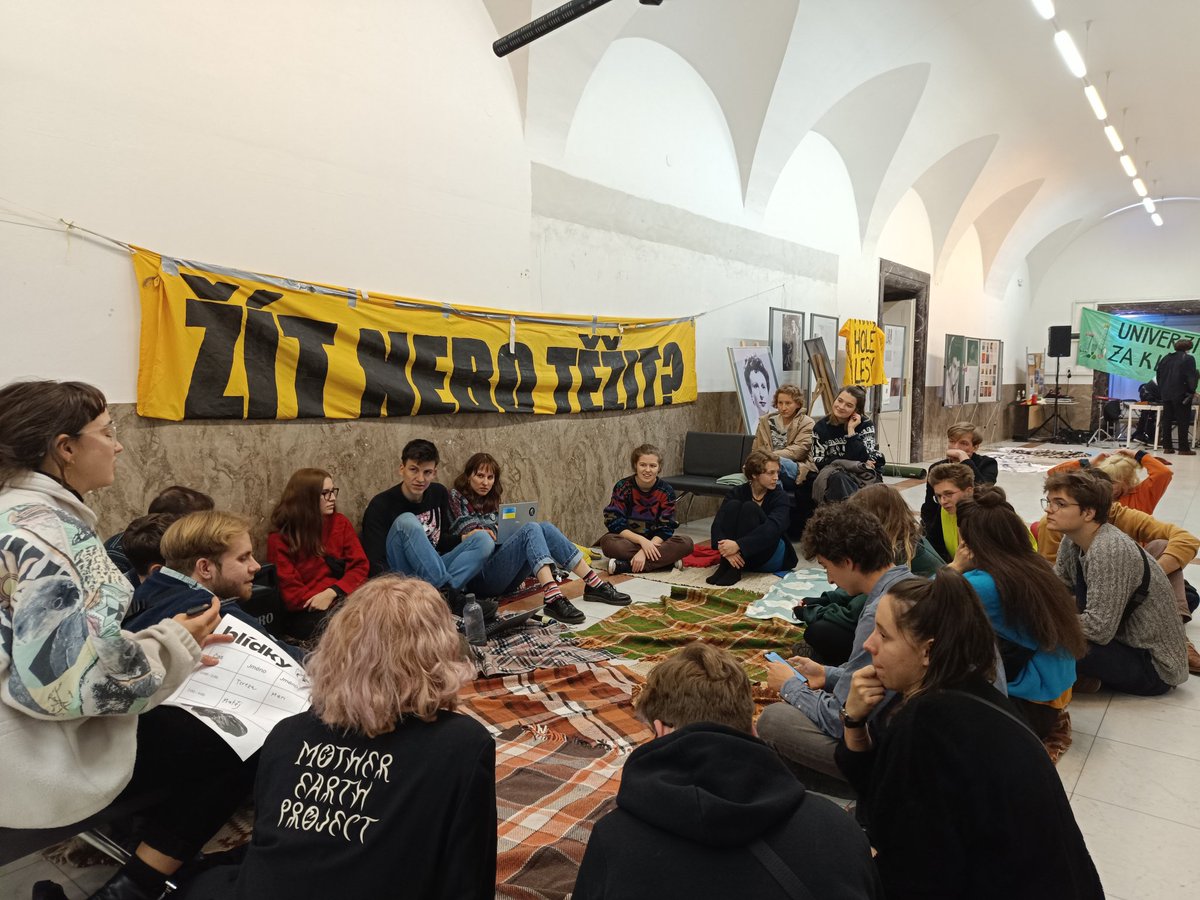 za_klima's tweet photo. Stávkový program je v plném proudu ❤️‍🔥

✊ 21 FAKULT, 9 UNIVERZIT, 5 MĚST ✊

📢 Chceme dát hlasitě najevo, že nám naše budoucnost není lhostejná! Emise rostou a rok 2023 je nejteplejším v historii měření. Urychlené odvrácení klimatické katastrofy se stává existenční otázkou! https://t.co/IlB7Bph5lj