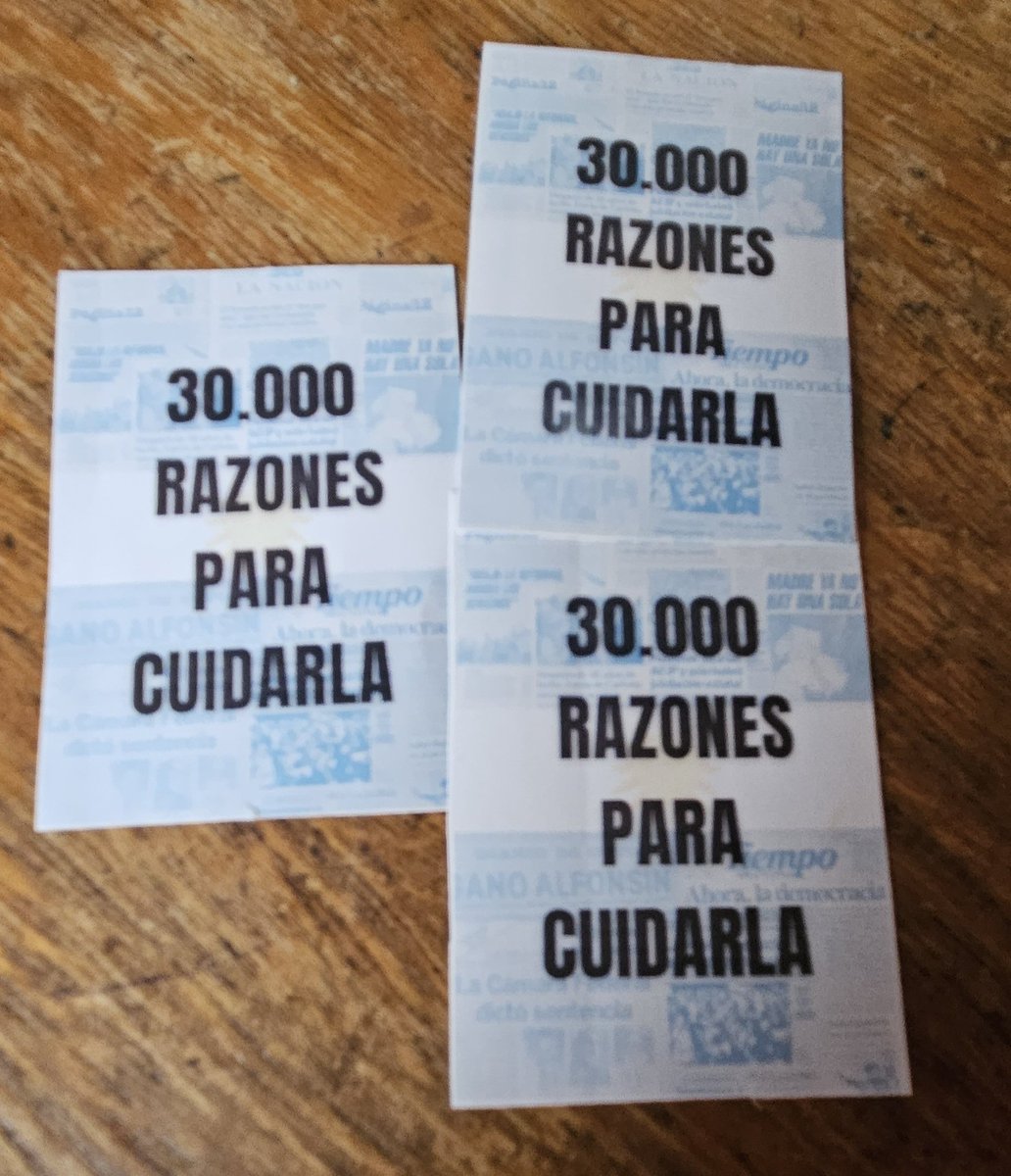En la clase de ayer en Comunicación UBA una estudiante presentó un ensayo titulado "40 años de democracia. 30.000 razones para cuidarla". Además del texto la estudiante hizo y repartió stickers. Cuando leyó este párrafo se produjo un profundo silencio. #MileiNo