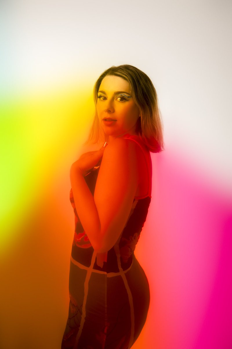 Bell Curve is a Texas-based producer, DJ, and co-founder of NYC label Worst Behavior Recs. Her second album “Deep End” is set to release on Dome of Doom this Friday, 11/17

Features include Tra$h Magnolia, Chiara Noriko, Logan OLM, Fox &amp; Shanique Marie

🐬domeofdoom.lnk.to/deepend