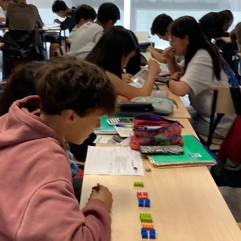 Amb el grup científic de 4t d’ESO, hem estat repassant l’estequiometria a partir de construccions amb @lego.
#sagratcordiputacio @fundacionsofiabarat #aprendizajesignificativo