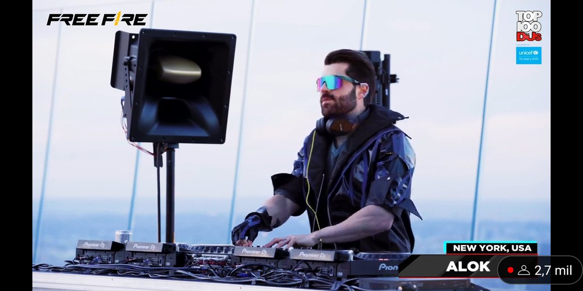 martijams's tweet image. agora que percebi a logo do free fire ali #Top100DJs