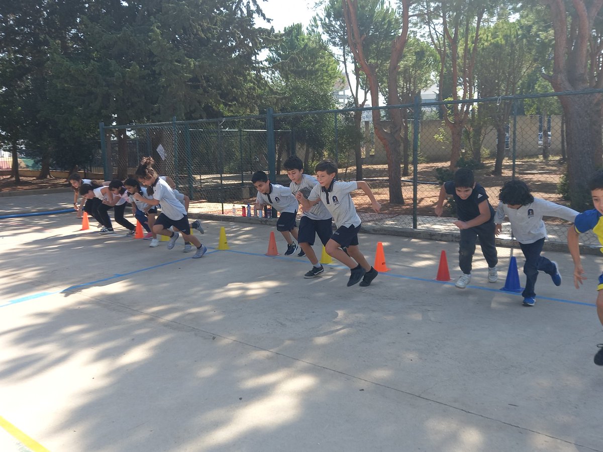 يركض متعلمو الصف الرابع بمسافات قصيرة باستخدام قوانين الانطلاق و العودة و تسجيل السرعة بأقل وقت.
<a href="/TawilNoor/">Noor Taweel</a> <a href="/sashgh/">Sasha Ghosn</a> <a href="/dina_jradi/">Dina Jradi</a> <a href="/Hhhsinfo/">Houssam Hariri HS</a> <a href="/NisrinMasri2/">Nisrin Masri</a>  <a href="/HamamMaha/">Maha 🇱🇧 Hamam</a>