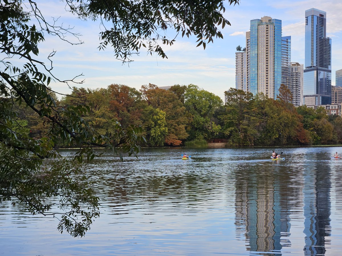 AustinCityParks's tweet photo. Have you noticed the fall colors that are just starting to emerge around Ann and Roy Butler Hike and Bike Trail? https://t.co/BsbBGnV5Vo