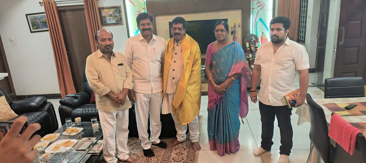 ShetSadanand's tweet photo. Met a strong supporter of @BJP4Telangana and ex-serviceman, Shri Gopu Ramanna Reddy Ji, who shared various plans in support of Shri. Ramachandra Rao from #Malkajgiri Constituency for the upcoming #TelanganaElection. I wholeheartedly appreciate his efforts for the campaign, and I wish Gopu Ji all the best for his association with the @BJP4India family. @voiceofexarmy